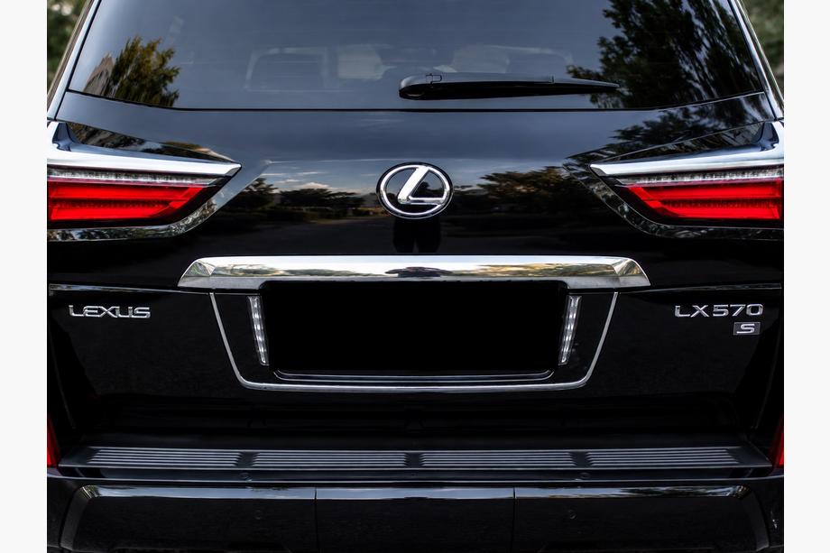 Lexus LX570/450d 2008–2022 Aizmugurējais numura zīmes turētājs ar LED (2007-2023) Melna krāsa Foto 3