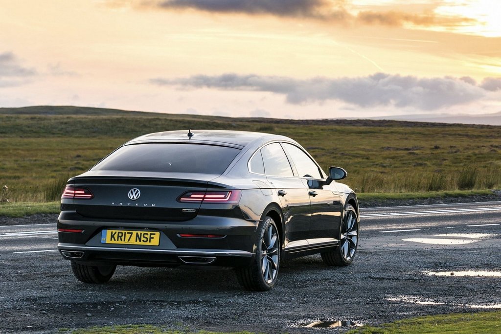 Piecdurvju liftbeks Volkswagen Arteon