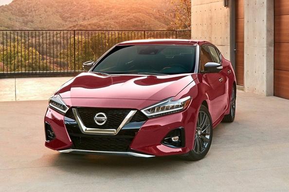 Flagmaņa sedans Nissan Maxima atjauninātā veidolā