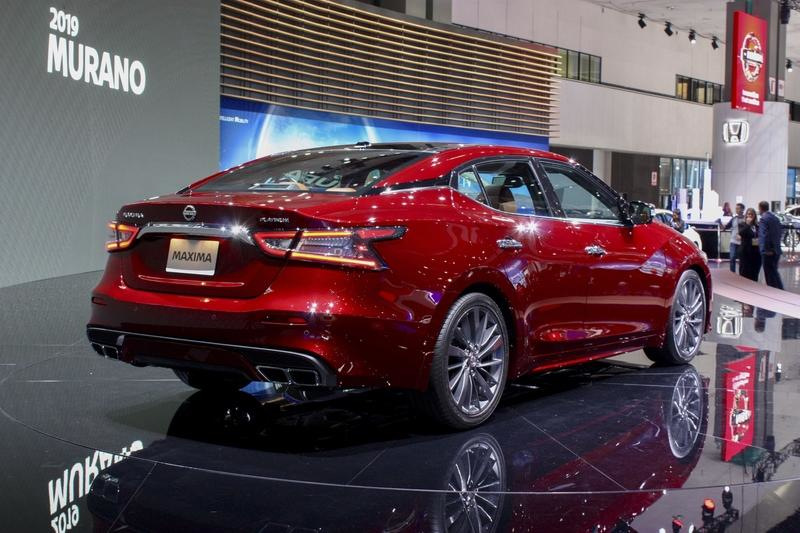 Flagmaņa sedans Nissan Maxima atjauninātā veidolā