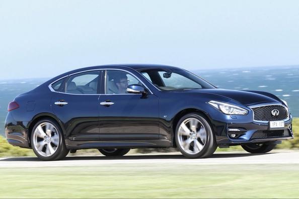 Biznesa klases sedana Infiniti Q70 apskats Foto 11