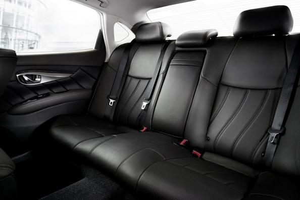 Biznesa klases sedana Infiniti Q70 apskats Foto 9