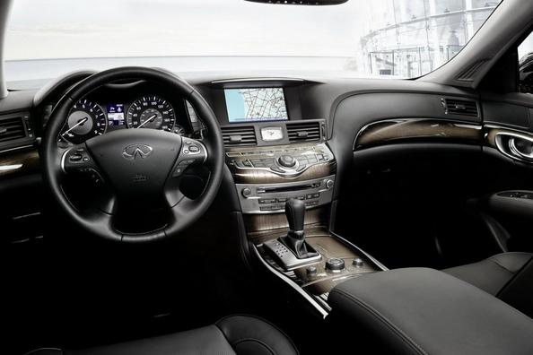 Biznesa klases sedana Infiniti Q70 apskats Foto 8