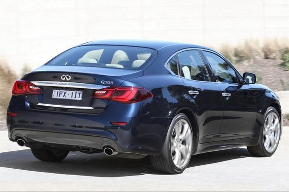Biznesa klases sedana Infiniti Q70 apskats Foto 5
