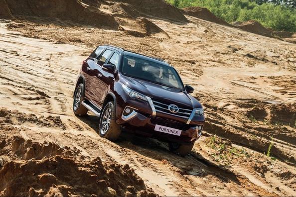 Toyota Fortuner septiņvietīgā rāmja apvidnieka apskats Foto 12
