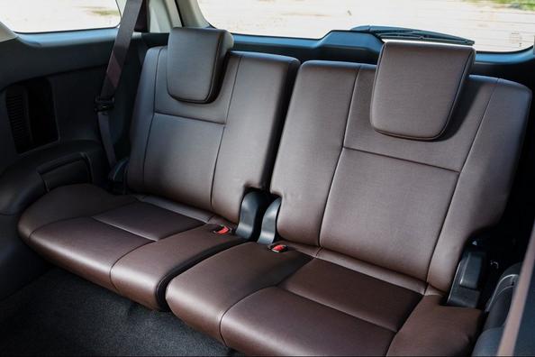Toyota Fortuner septiņvietīgā rāmja apvidnieka apskats Foto 9