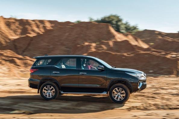 Toyota Fortuner septiņvietīgā rāmja apvidnieka apskats Foto 5