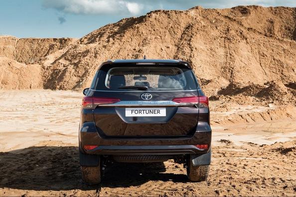 Toyota Fortuner septiņvietīgā rāmja apvidnieka apskats Foto 4