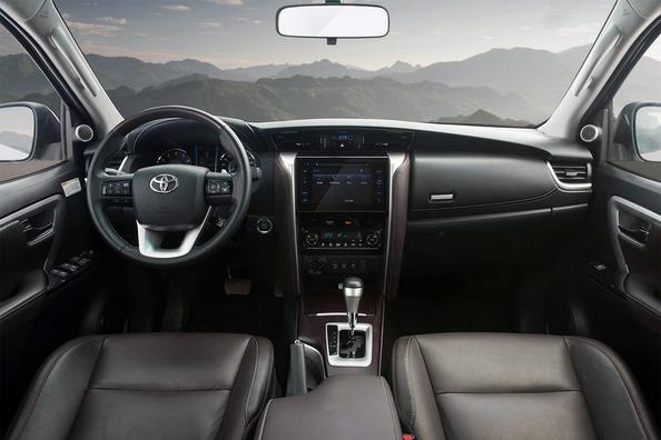 Toyota Fortuner septiņvietīgā rāmja apvidnieka apskats Foto 6