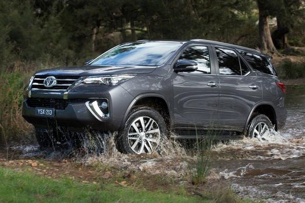 Toyota Fortuner septiņvietīgā rāmja apvidnieka apskats Foto 1
