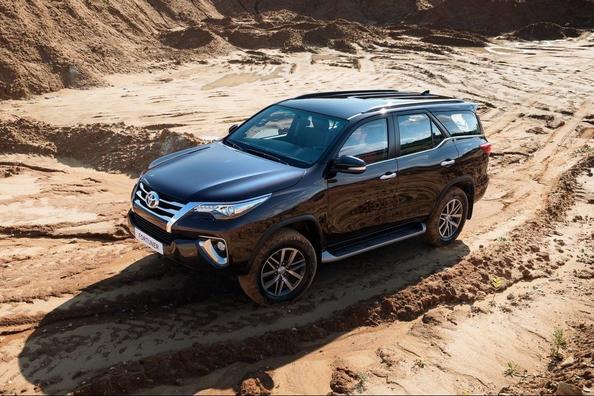 Toyota Fortuner septiņvietīgā rāmja apvidnieka apskats Foto 3