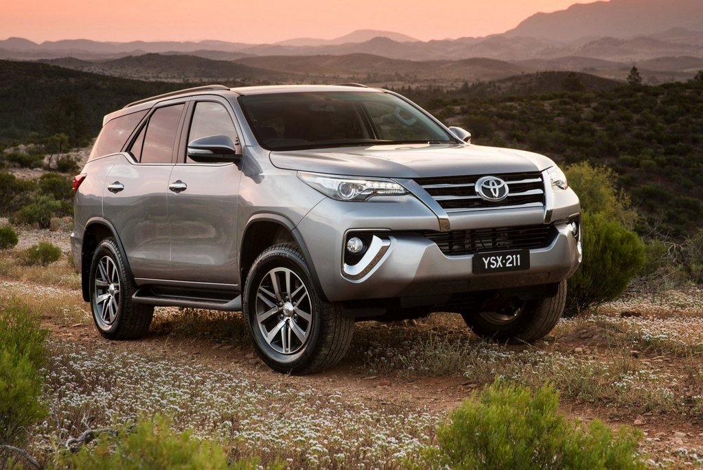 Toyota Fortuner septiņvietīgā rāmja apvidnieka apskats