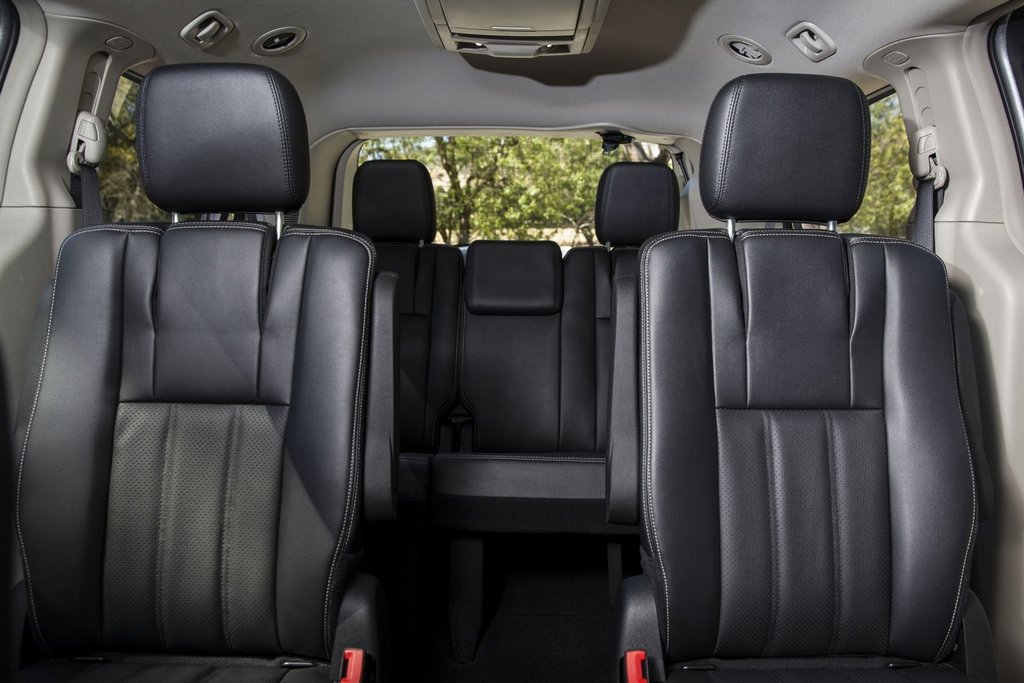 Septiņvietīgs minivens Dodge Grand Caravan piektajā paaudzē
