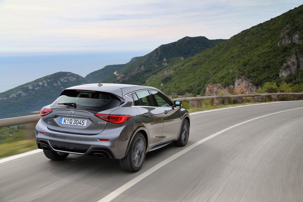 Premium klases hečbeks Infiniti Q30
