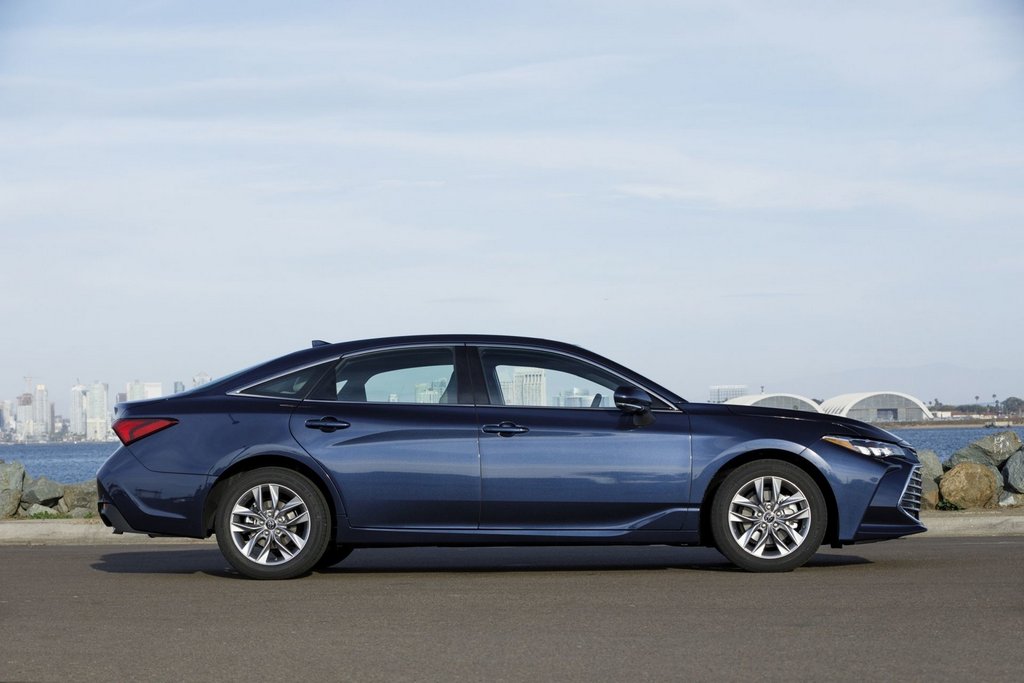 Toyota Avalon flagmaņa sedana piektā paaudze