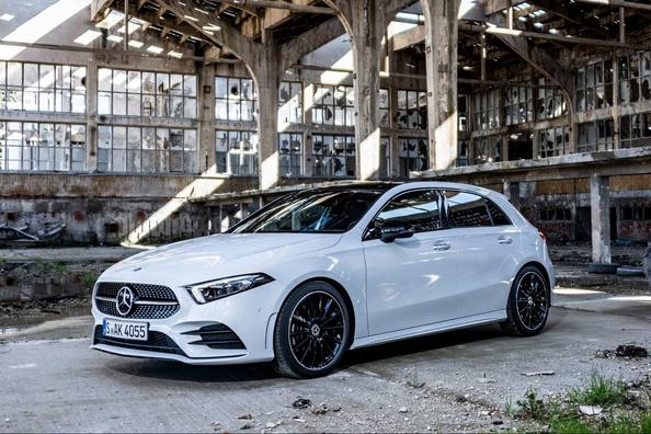 Piecdurvju premium hečbeks Mercedes-Benz A-class, 4. paaudze