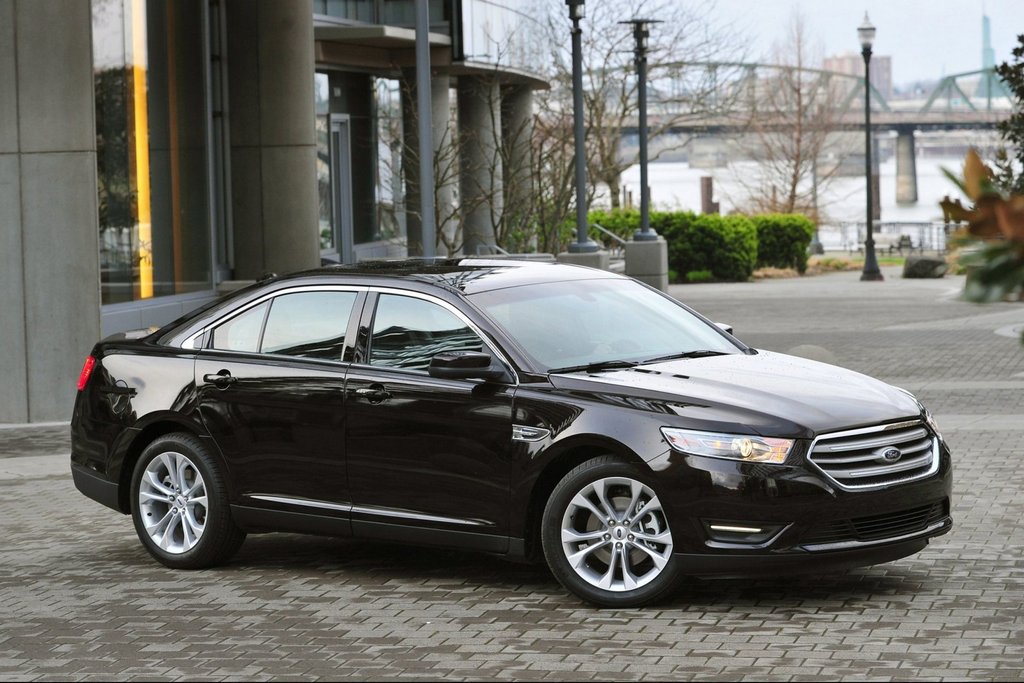 Luksusa sedana Ford Taurus apskats