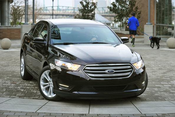 Luksusa sedana Ford Taurus apskats
