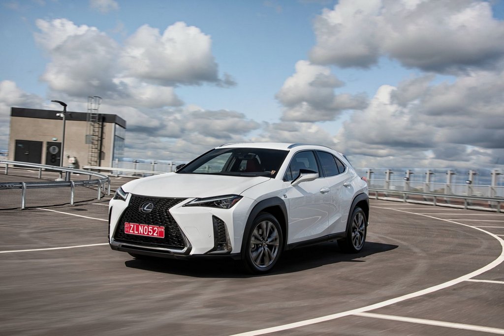 Premium klases pilsetas krosovers Lexus UX 200