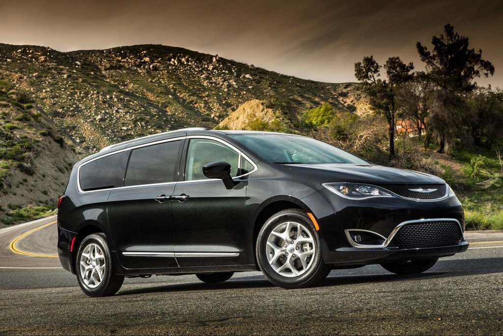 Pilna izmēra septiņvietīgs minivens Chrysler Pacifica