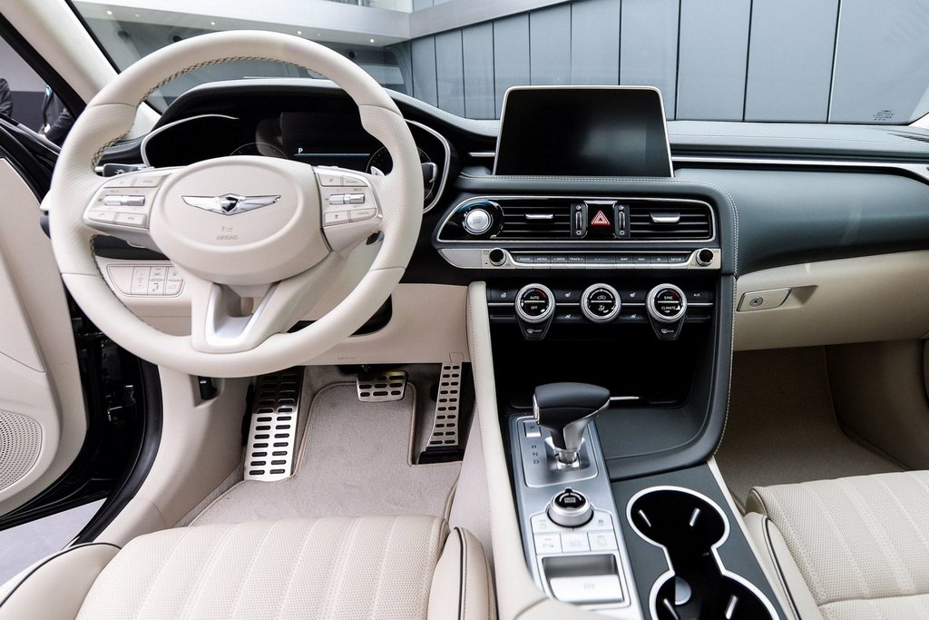 Genesis G70 sedana pirmā paaudze
