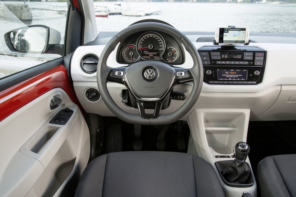 Atjauninātā pilsētas hečbeka Volkswagen up! apskats