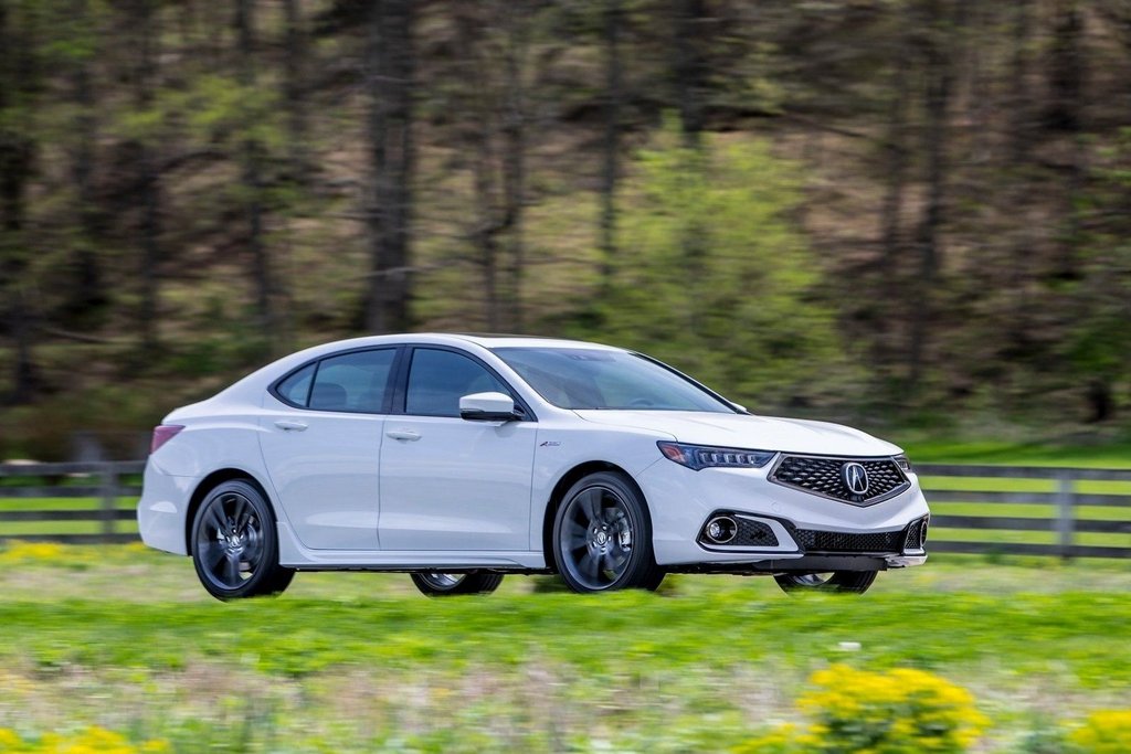 Acura TLX sedana feislifta versija
