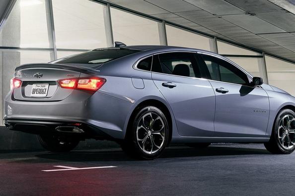 Jaunās paaudzes sedana Chevrolet Malibu apskats Foto 7