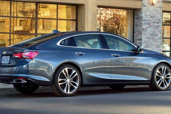 Jaunās paaudzes sedana Chevrolet Malibu apskats Foto 3