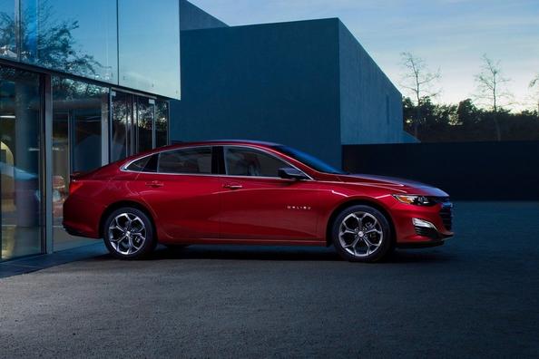 Jaunās paaudzes sedana Chevrolet Malibu apskats Foto 2