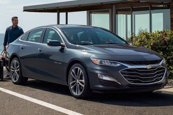 Jaunās paaudzes sedana Chevrolet Malibu apskats Foto 5