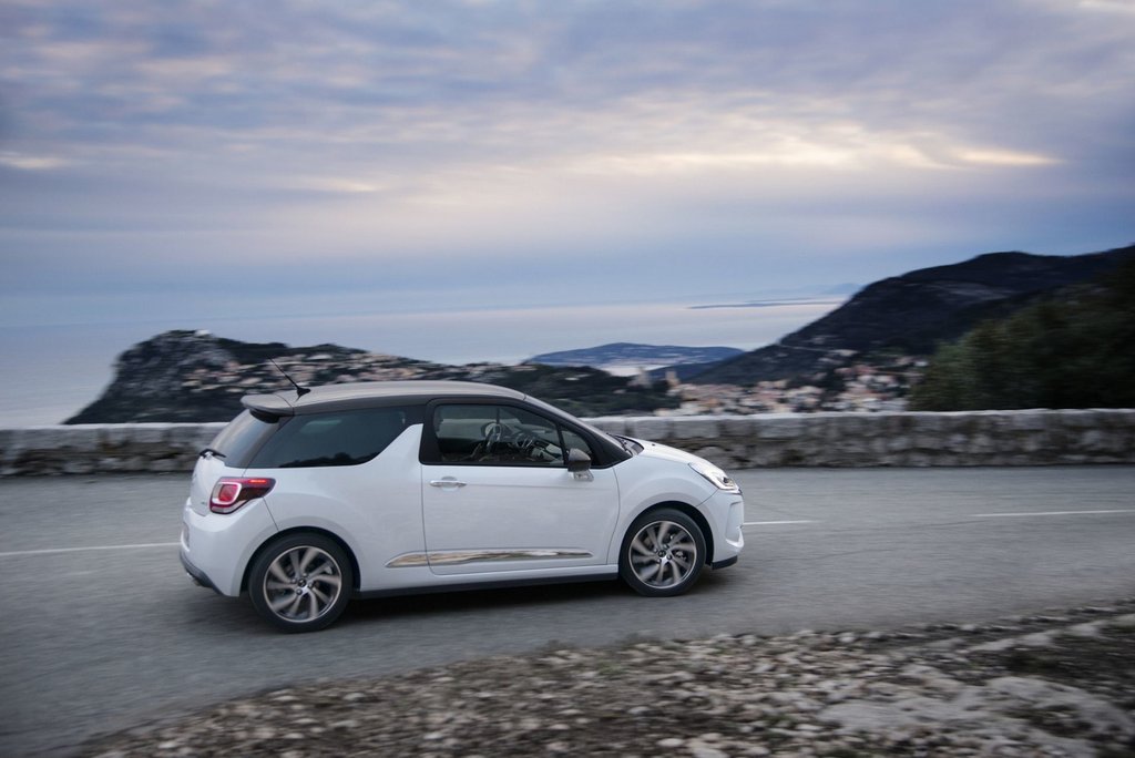 Trīsdurvju kompakts hečbeks Citroen DS3
