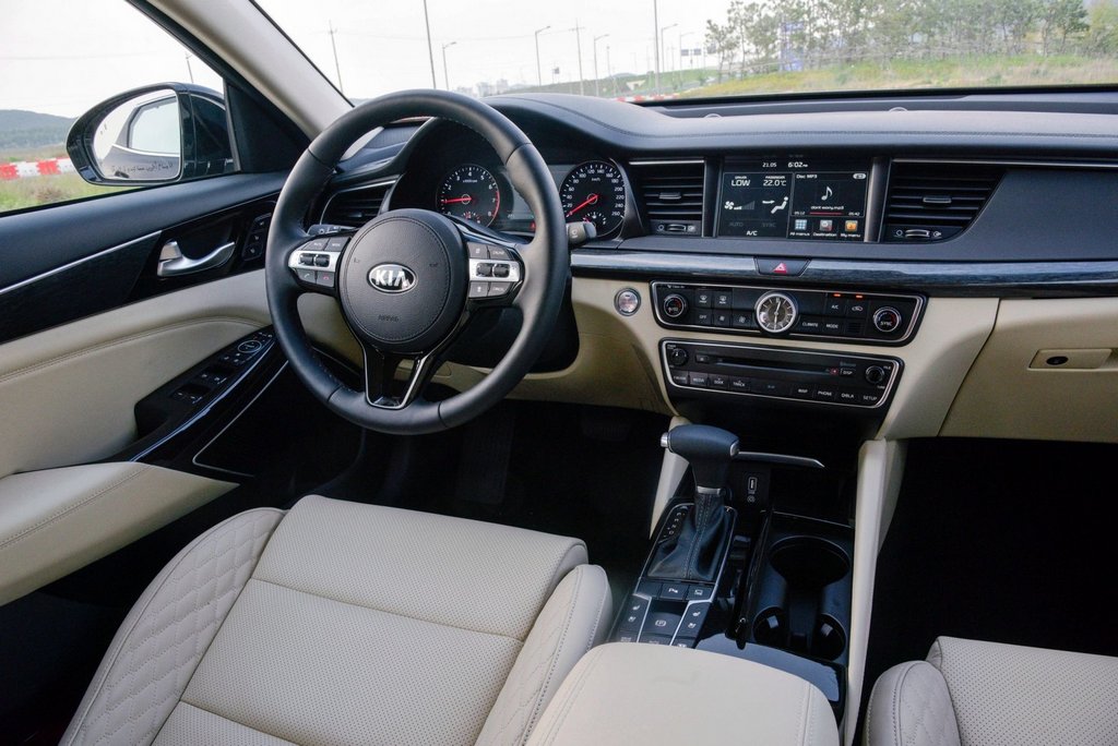 KIA Cadenza sedana otrā paaudze