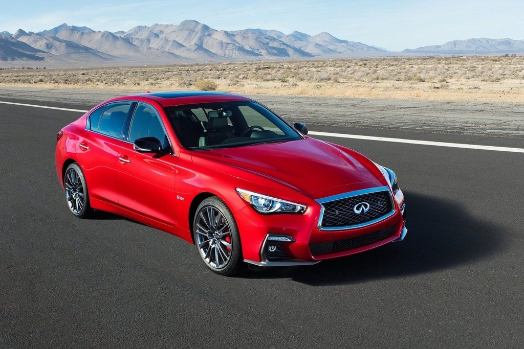 Atjaunināta Infiniti Q50 premium sedana modifikācija