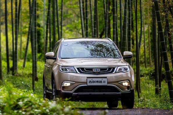 Kompakts krosovers Geely Atlas