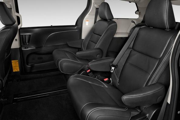 Atjaunotā pilna izmēra minivena Toyota Sienna apskats Foto 7