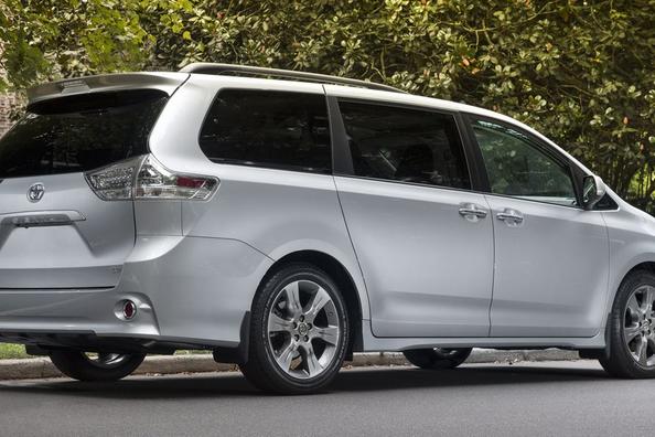 Atjaunotā pilna izmēra minivena Toyota Sienna apskats Foto 3