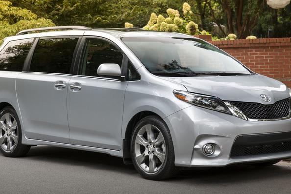 Atjaunotā pilna izmēra minivena Toyota Sienna apskats Foto 1