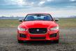 Premium sedana Jaguar XE apskats foto 2