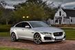 Premium sedana Jaguar XE apskats foto 11