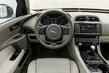 Premium sedana Jaguar XE apskats foto 6