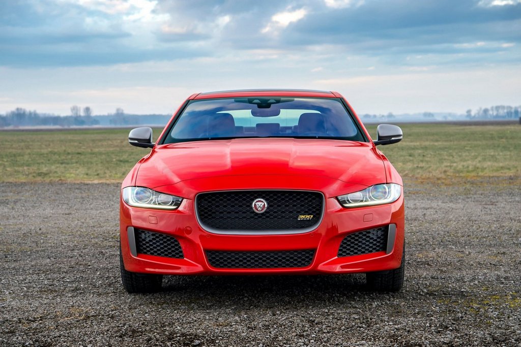 Premium sedana Jaguar XE apskats