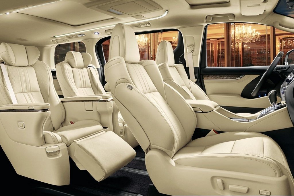 Pilna izmēra luksusa minivens Toyota Alphard