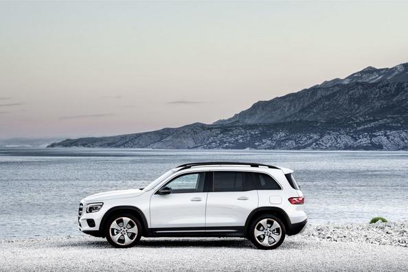 Mercedes-Benz GLB-Class: jauns krosovers uzņēmuma modeļu klāstā Foto 12