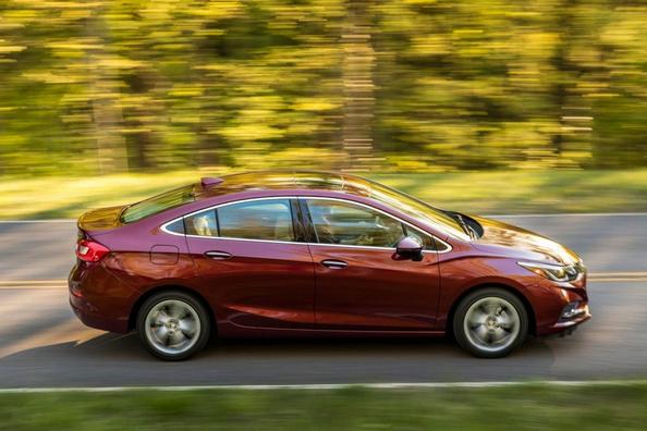 Kompaktais sedans Chevrolet Cruze otrajā paaudzē Foto 3
