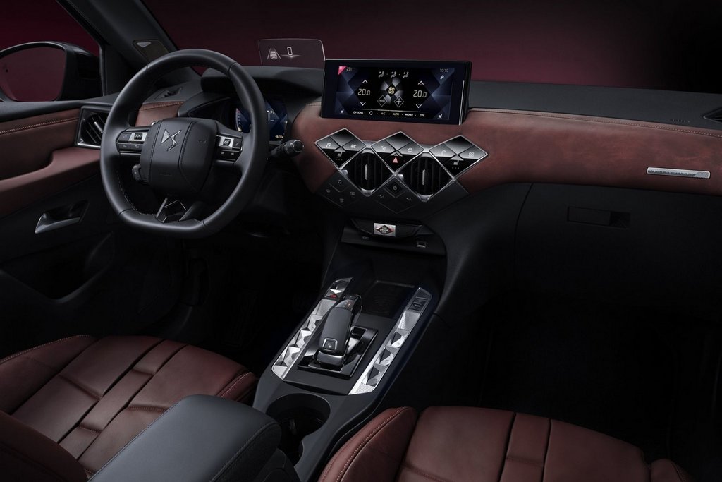Premium kompaktā krosovera DS 3 Crossback apskats