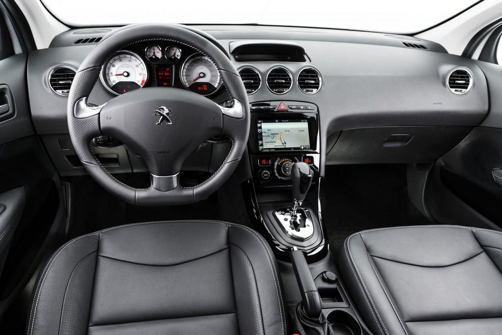 Kompaktā sedana Peugeot 408 apskats