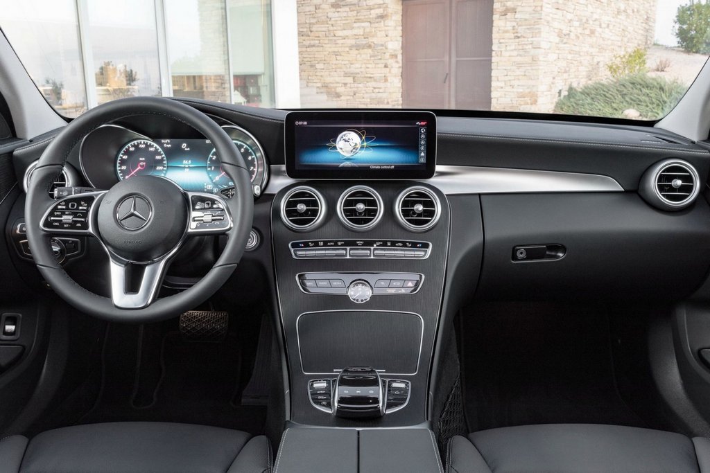 Mercedes-Benz C-Class Estate universāļa apskats