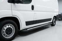 Fiat Ducato 2006–2025 Sānu sliekšņi New Vision Black (2 gab., alumīnijs) Garā riteņu bāze foto 1