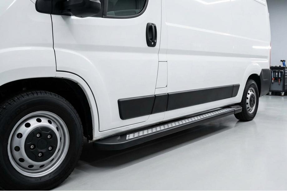 Fiat Ducato 2006–2025 Sānu sliekšņi New Vision Black (2 gab., alumīnijs) Garā riteņu bāze Image